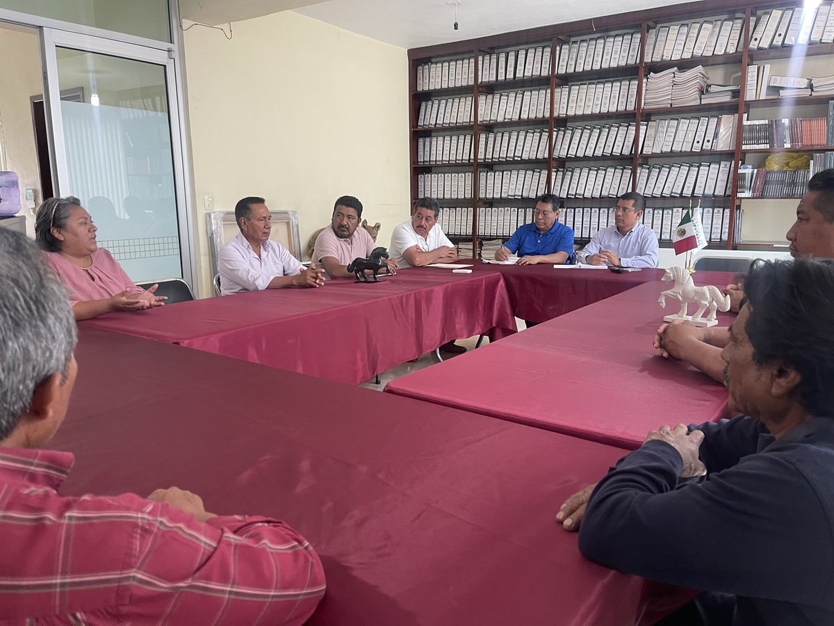 DanielGOaxaca's tweet photo. Un gusto estrechar las manos de nuestros artesanos #Canteros de #MagdalenaApasco, #Etla con quienes acordamos caminar en unidad para construir un futuro de bienestar y progreso en favor de quienes día con día enaltecen la riqueza cultural y artística de nuestro Estado de #Oaxaca. 

Como oaxaqueños orgullosos, participaremos siempre en el impulso a nuestros hermanos artesanos del valle de Etla.

#Daniel #Gutierrez #Oaxaca 
#LaEsperanzaDeOaxaca
#AlianzaProgresistaDeOaxaca
#SUMA
@Mx_Diputados