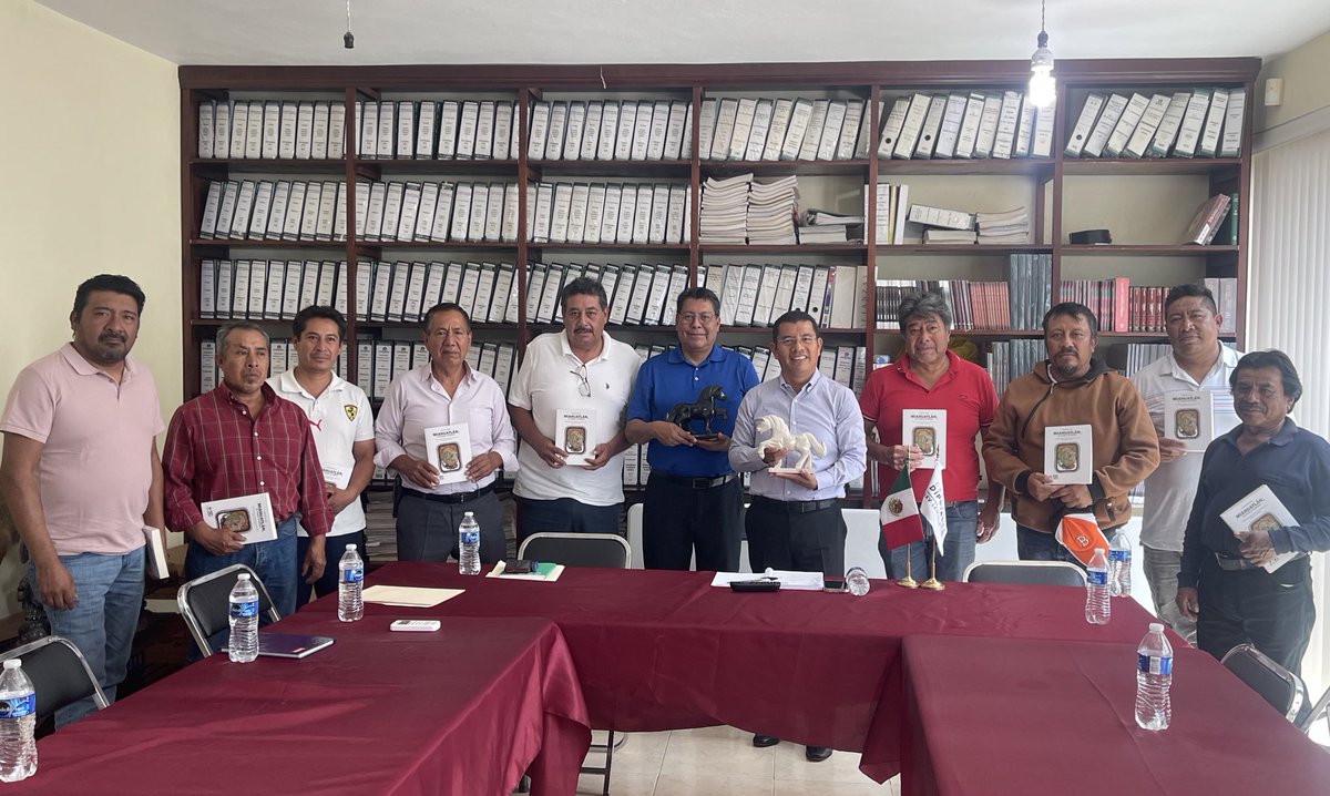 DanielGOaxaca's tweet photo. Un gusto estrechar las manos de nuestros artesanos #Canteros de #MagdalenaApasco, #Etla con quienes acordamos caminar en unidad para construir un futuro de bienestar y progreso en favor de quienes día con día enaltecen la riqueza cultural y artística de nuestro Estado de #Oaxaca. 

Como oaxaqueños orgullosos, participaremos siempre en el impulso a nuestros hermanos artesanos del valle de Etla.

#Daniel #Gutierrez #Oaxaca 
#LaEsperanzaDeOaxaca
#AlianzaProgresistaDeOaxaca
#SUMA
@Mx_Diputados