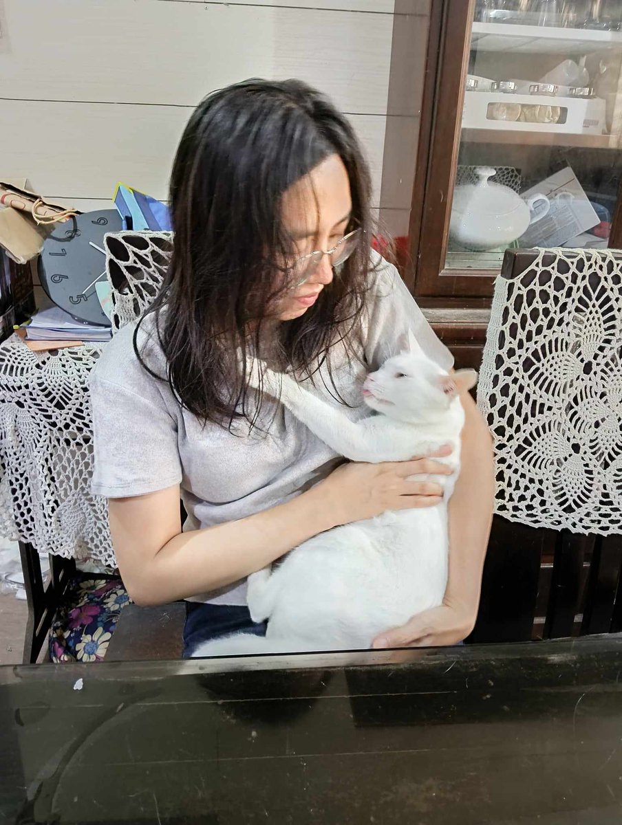 demyanyannie's tweet photo. Si OA. 1-2 days lang naman ako mawawala sa bahay 

Kakaligo ko lang sorry na di pa nagsusuklay https://t.co/5Qvo1z4KVY