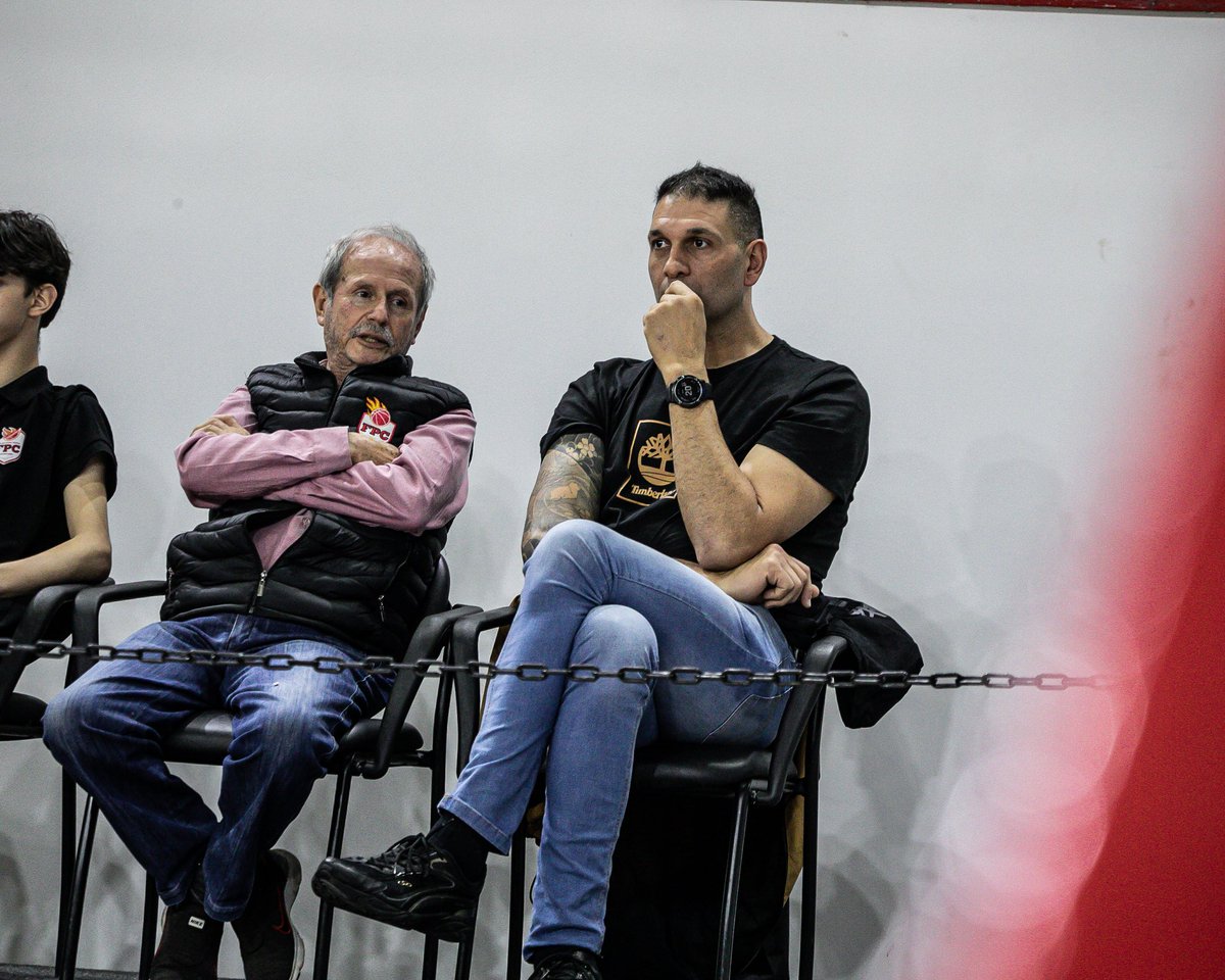 LSbaloncesto's tweet photo. ππ’ π±ππ© padre a π±ππ© hija ππ€
Gaby FernΓ‘ndez, campeΓ³n olΓmpico π₯ con la SelecciΓ³n π¦π·, padre de @jufernandez1421, en el Final 4 de la #LSBF2024 π https://t.co/yG3jkMcvZx