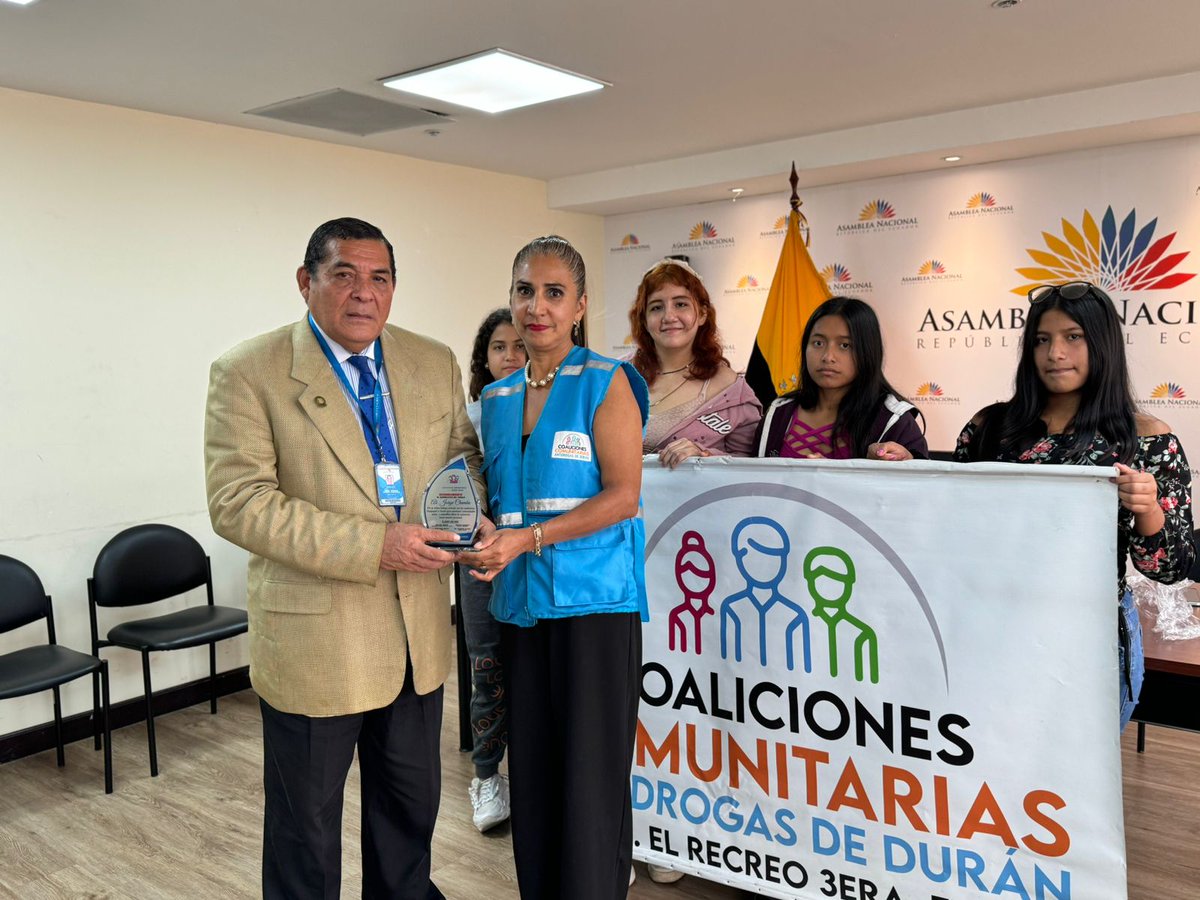 JorgeChambaC's tweet photo. Gracias a los dirigentes de las COALICIONES COMUNITARIAS #ANTIDROGAS , por este reconocimiento que me hicieron junto a varios jóvenes que están dentro del proyecto.
Un abrazo fraterno. https://t.co/CdCiFgM9T7