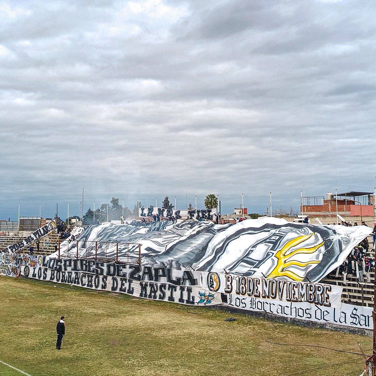 groundspotters's tweet photo. Afternoon of #CopaJujuy at Emilio Fabrizzi stadium in #Palpalá, Province of #Jujuy.
2-0 win for @AH_Zapla over @delClubTalleres for a 6-1 aggregate score and advance to.semifinals.
#altoshornoszapla #zapla #palpala #merengue #vamosmerengue #hopping #groundhopping #groundhopper https://t.co/kPSEJUSshI