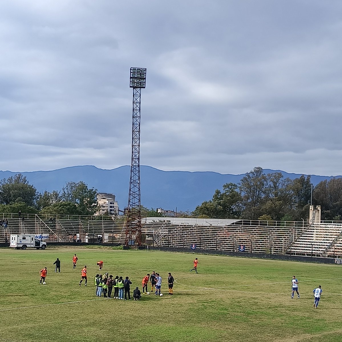 groundspotters's tweet photo. Afternoon of #CopaJujuy at Emilio Fabrizzi stadium in #Palpalá, Province of #Jujuy.
2-0 win for @AH_Zapla over @delClubTalleres for a 6-1 aggregate score and advance to.semifinals.
#altoshornoszapla #zapla #palpala #merengue #vamosmerengue #hopping #groundhopping #groundhopper https://t.co/kPSEJUSshI