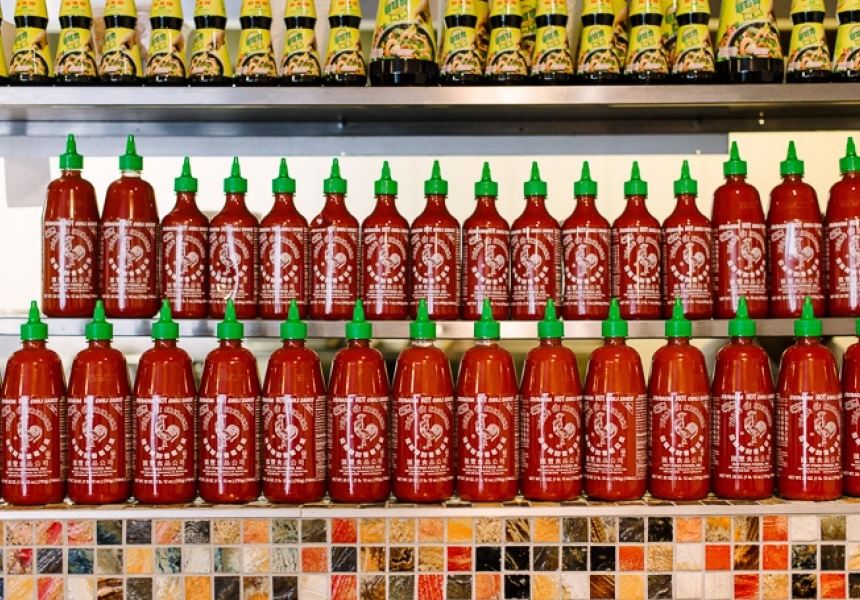 Struggling to get your mitts on the green-lidded hot sauce? Huy Fong Sriracha is out of stock globally (again). Read why (plus five Aussie-owned sauces to shop instead): bit.ly/3S01Th0