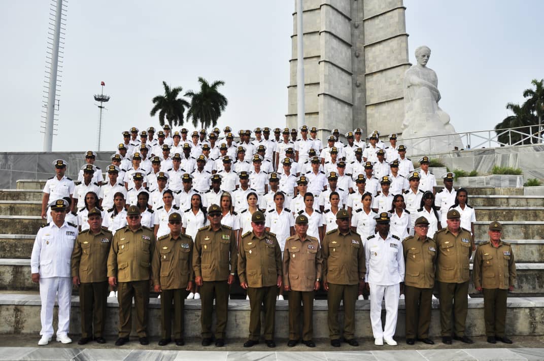MinfarC's tweet photo. Con una férrea voluntad, jóvenes que decidieron estudiar carreras militares, emergen triunfantes en medio de complejas circunstancias.
#JovenFAR60 https://t.co/fDopUI9p7G
