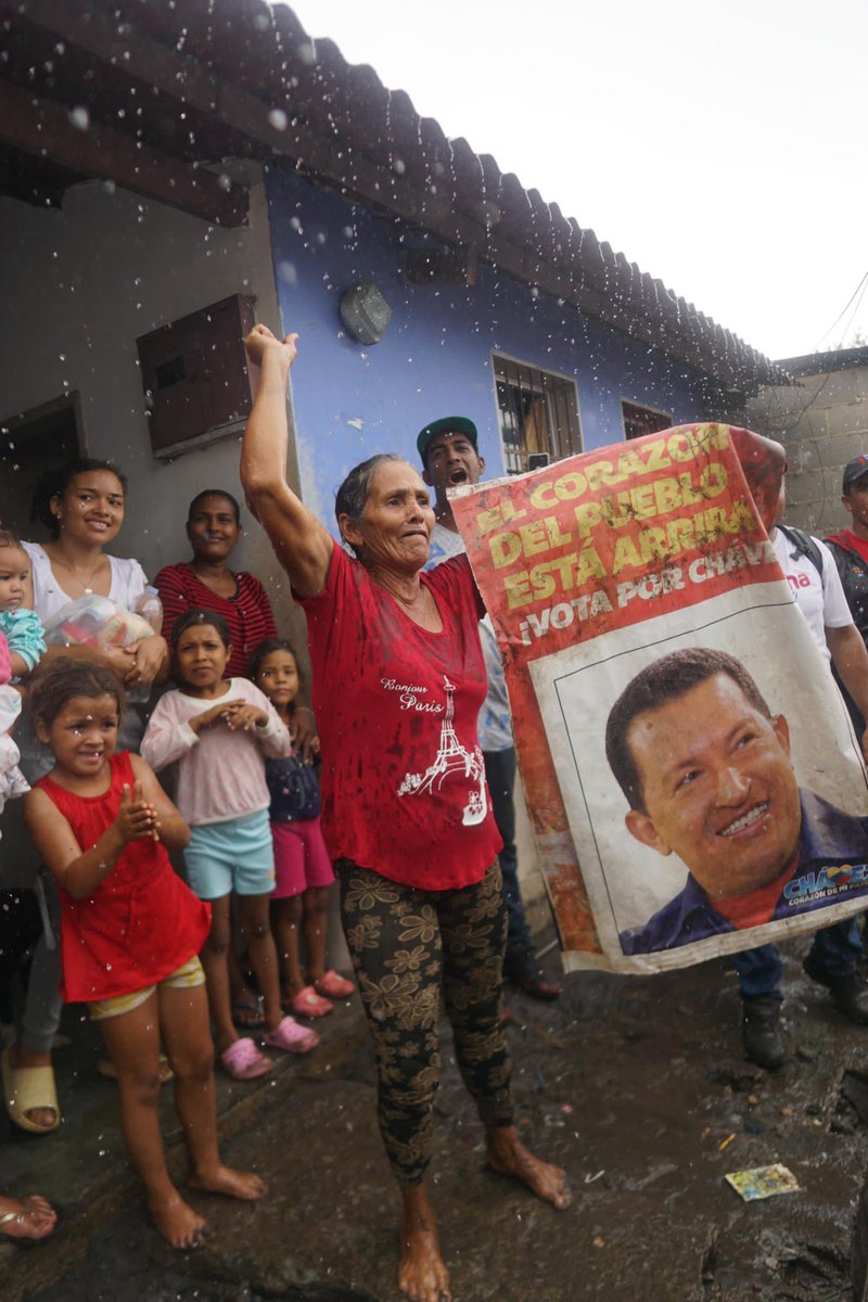 Como dijo nuestro presidente <a href="/NicolasMaduro/">Nicolás Maduro</a> con el pueblo siempre, y con el apoyo de los organismos nacionales que están desplegados en el territorio, estamos seguros ante esta dificultad saldrá el pueblo victorioso y renacerá Cumanacoa

#ComunaONada
<a href="/delcyrodriguezv/">Delcy Rodríguez</a>