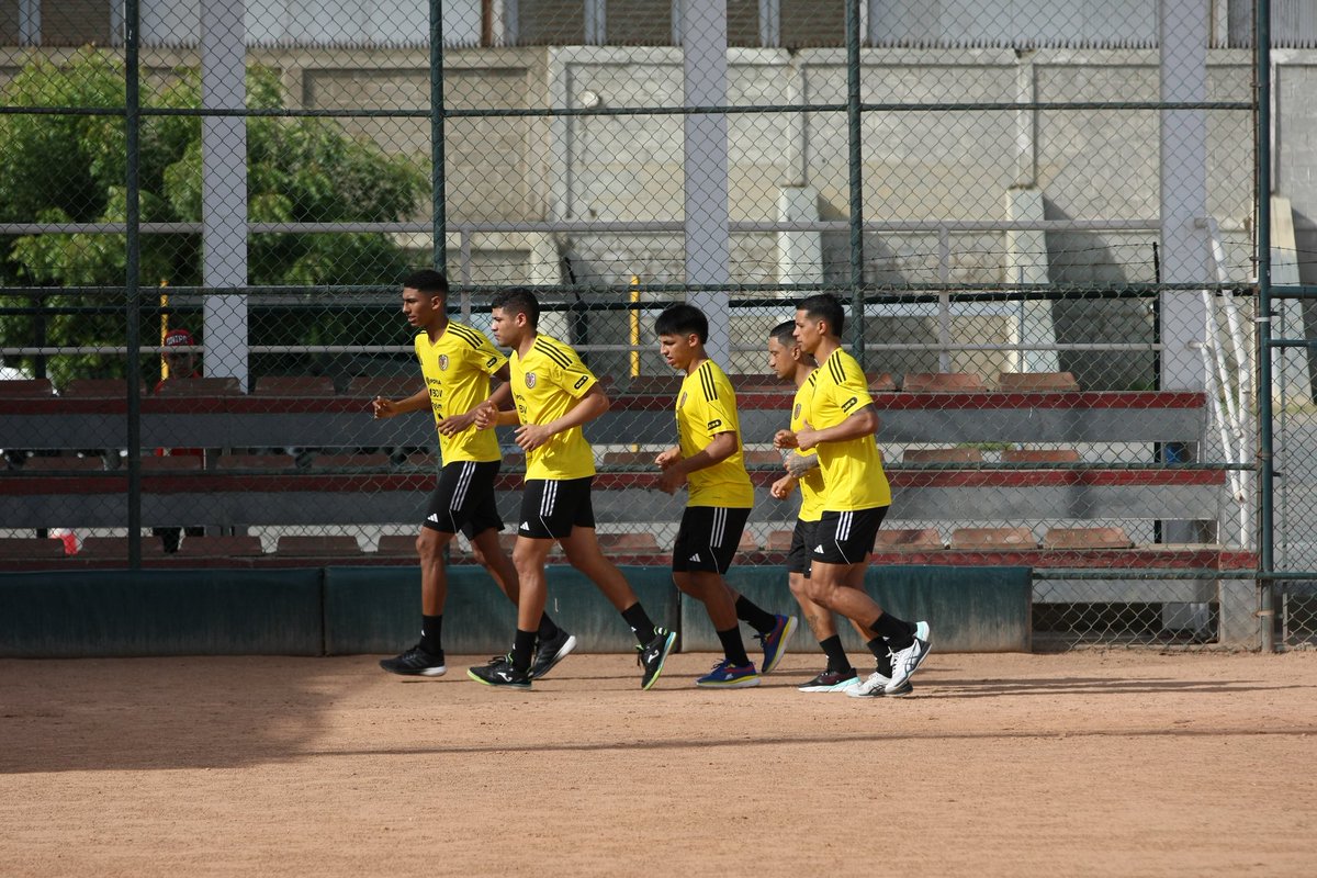 𝑨𝒓𝒓𝒂𝒏𝒄𝒂𝒎𝒐𝒔 𝒄𝒐𝒏 𝒕𝒐𝒅𝒐 💪
.
En imágenes 📸 así fue nuestro primer día de entrenamiento en nuestro módulo.

#SomosVinotinto🇻🇪
