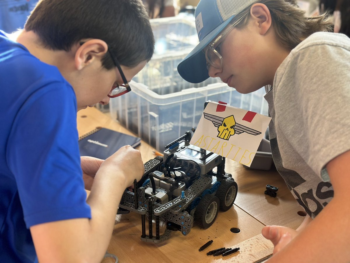 DarkSideRobots's tweet image. Day 2 of Dark Side Robotics’s Mid-Ohio Calley RoboCamp at Discovery World:
Campers competed in time trials and robot soccer with the base bots, then customized their bots with their own modifications and competed to see whose mods would your compete and hold up best!