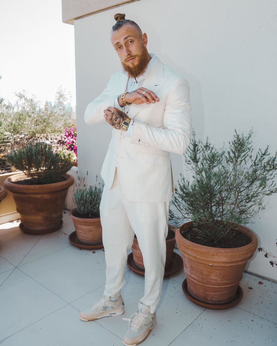 49ers's tweet photo. Premiere details ✨ 

@gkittle46 x @netflix https://t.co/GNIweozCAM