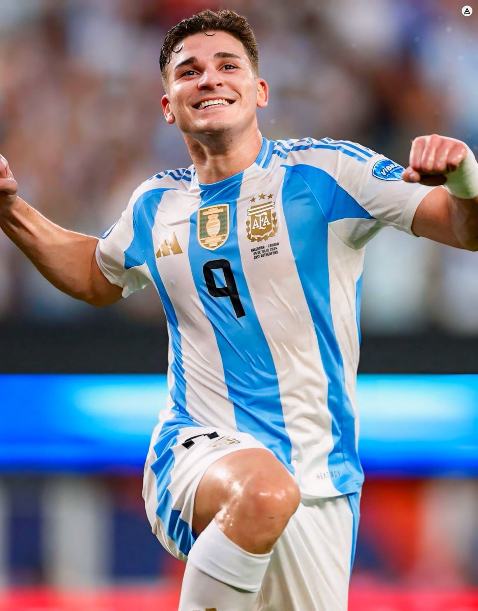 🤯🏆 ¡SÓLO 4 JUGADORES! en TODA la HISTORIA del fútbol convirtieron goles tanto en una Semifinal de la Copa del Mundo como en una Semifinal de Copa América:

🌟🇧🇷 Romário.
🌟🇺🇾 Diego Forlán.
🌟🇦🇷 Lionel Messi.
🌟🇦🇷 JULIÁN ÁLVAREZ

Haciendo historia, una vez más. 🤘🏼

Vía