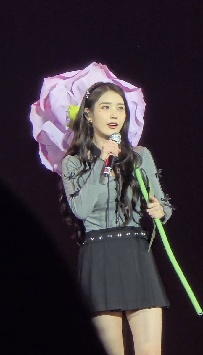 _JIEUNYEO's tweet photo. just my manchan babies holding a huge flower 🥰 https://t.co/ozUnxzwpoP