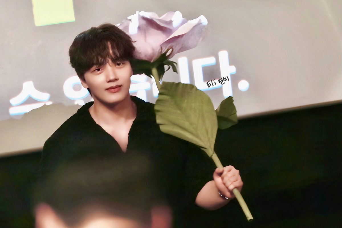 _JIEUNYEO's tweet photo. just my manchan babies holding a huge flower 🥰 https://t.co/ozUnxzwpoP