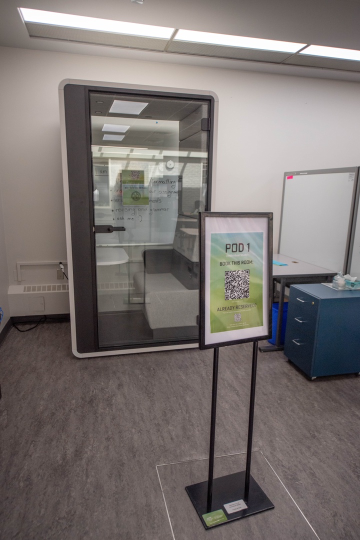 LC_CTLI's tweet image. This future-esque furnishing is actually a fancy new study spot! 😄 

This individual study pod is a new space available in the Learning Café. The pod has excellent sound-proofing, a comfy seat, and adjustable lights - the perfect environment for a solo study session!