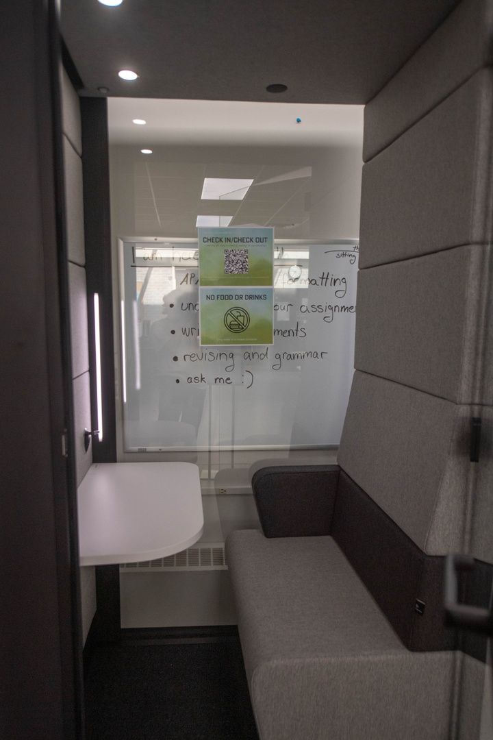 LC_CTLI's tweet image. This future-esque furnishing is actually a fancy new study spot! 😄 

This individual study pod is a new space available in the Learning Café. The pod has excellent sound-proofing, a comfy seat, and adjustable lights - the perfect environment for a solo study session!