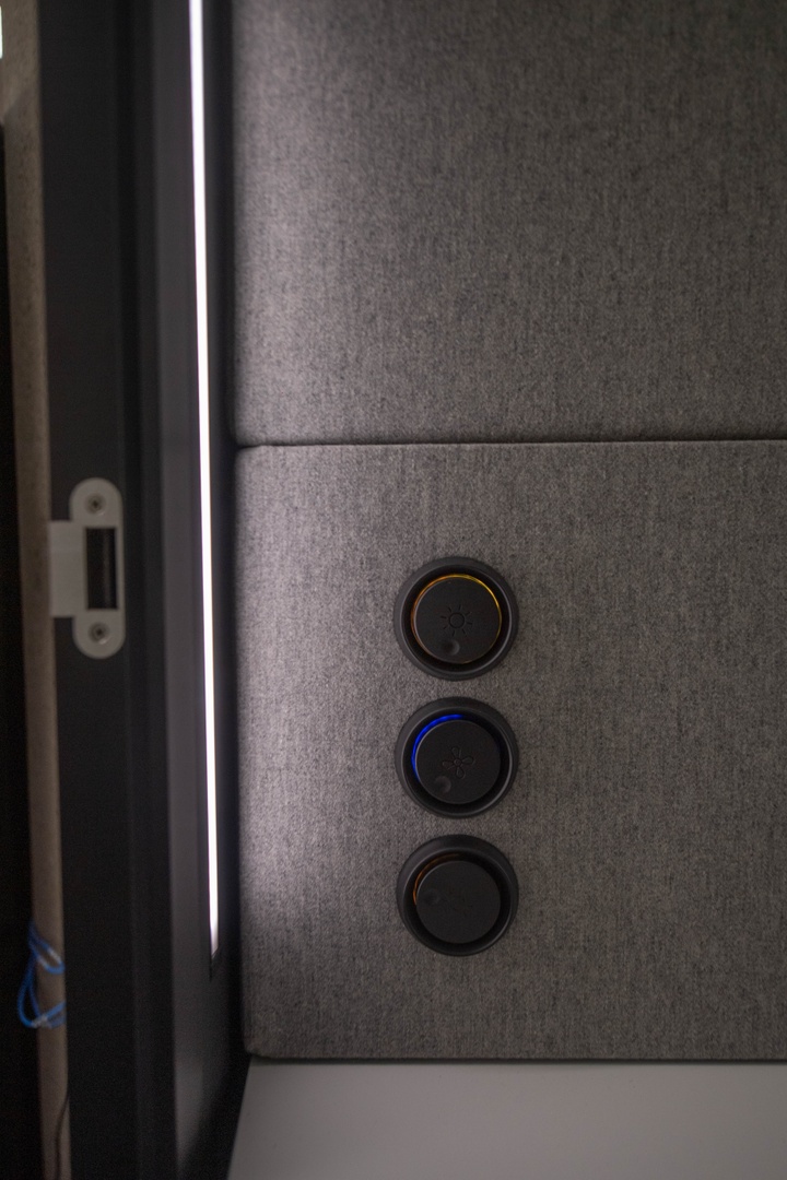 LC_CTLI's tweet image. This future-esque furnishing is actually a fancy new study spot! 😄 

This individual study pod is a new space available in the Learning Café. The pod has excellent sound-proofing, a comfy seat, and adjustable lights - the perfect environment for a solo study session!