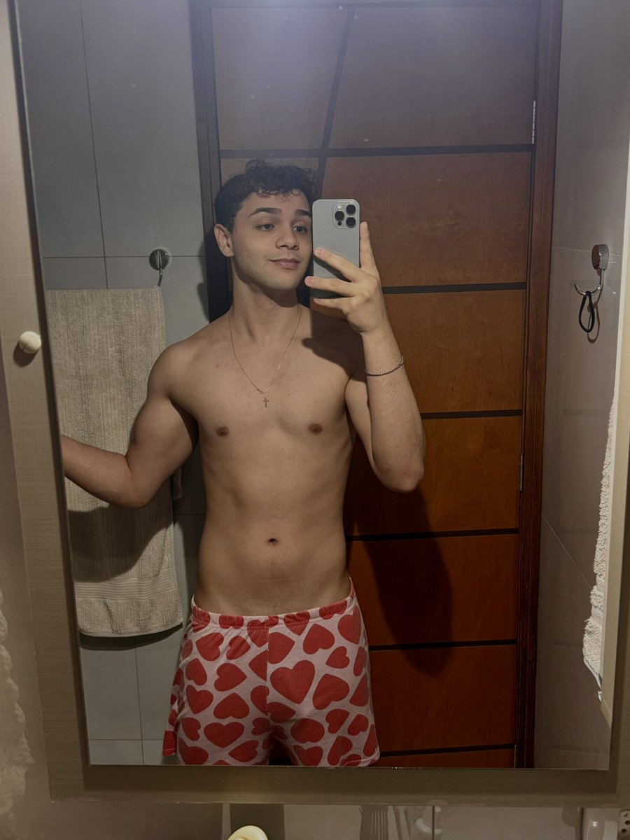 marcllofee's tweet photo. notas pro meu shorts rosinha https://t.co/VVFkrn7Uux