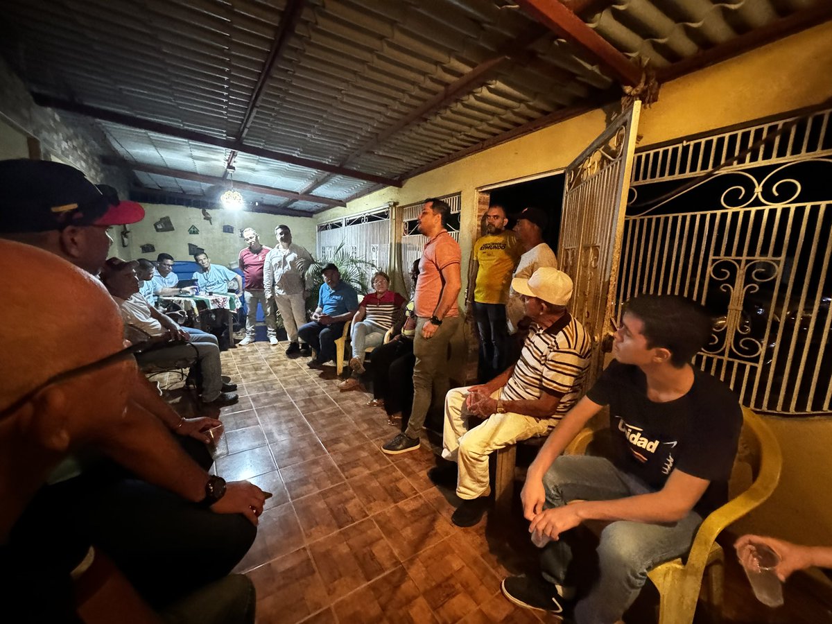 jesusricoad's tweet photo. #Cumarebo|• Recorrimos la Urb. Jorge Hernández en un casa x casa mostrando la ubicación exacta de @EdmundoGU en el tarjetón electoral. 

Cuenta cinco y baja uno. No hay equivocación, con ¡Edmundo pa todo el mundo! 

#Falcón 
#Venezuela 

@ADemocratica https://t.co/4uZllc4nAg