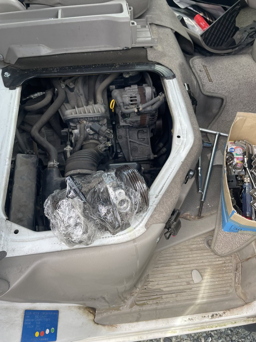 calix_company's tweet image. 別の車のエアコンも死んだので今日は事故車からコンプレッサーとエキスパンションバルブを摘出し故障車へスワップします🤣

最近荷物配るより車直してる方が多い気がしますね🤣
やれる事は自分でやるスタイルです🔧