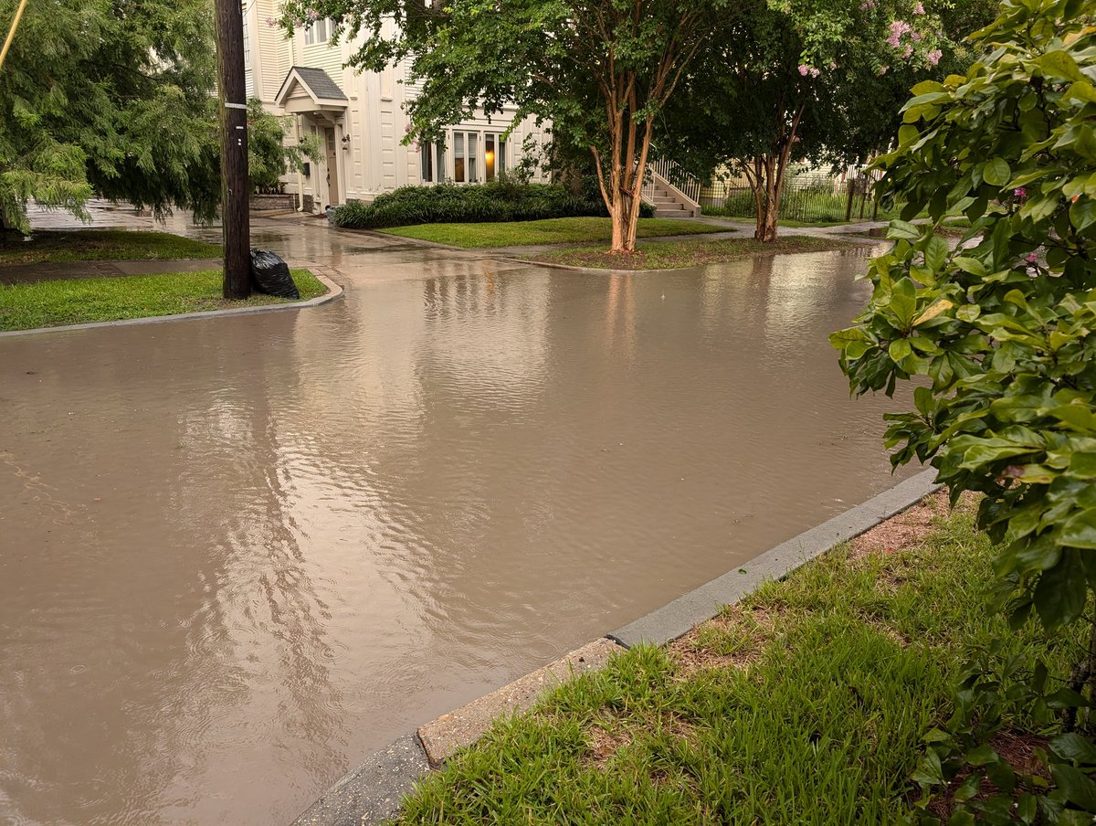 wkethman's tweet photo. @roadworknola @mayorcantrell @LeeZurik @SWBNewOrleans @PeteButtigieg @LAGovJeffLandry And we thought it couldn't get worse, no trash pickup in 2 weeks, flooding even worse than before - we need help!!! https://t.co/ZQJHY4lx5S