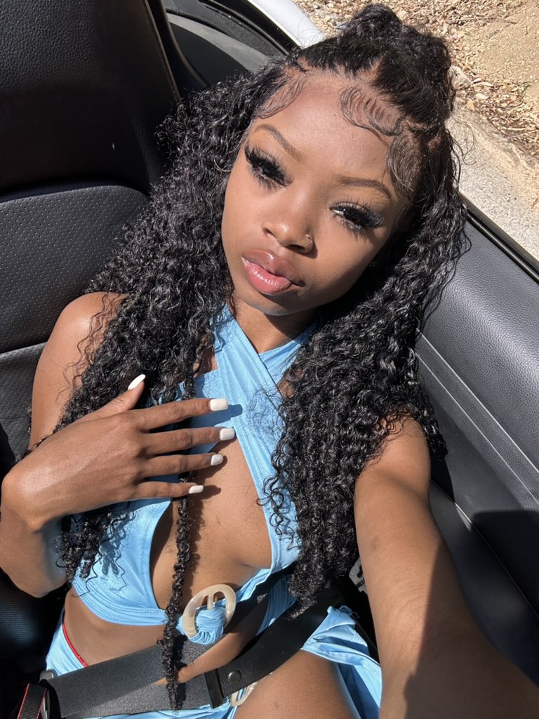 pprincessjay_'s tweet image. i love my beauty mark on my lip😩