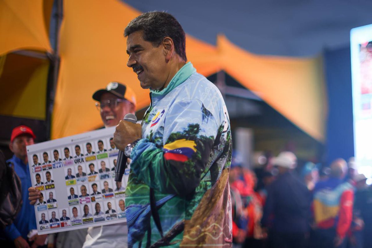ConElMazoDando's tweet photo. #AnteElOdioYFascismoPaz | El candidato por la Revolución para la elección presidencial del venidero 28 de julio, Nicolás Maduro (@NicolasMaduro), aseguró que "nosotros somos el presente de lucha y el futuro grande que le espera a Venezuela". Así lo manifestó desde Cumaná en el estado Sucre en un contacto con los habitantes de la zona.

"Somos el futuro milagroso y bendecido de este país y juntos vamos a seguir adelante (...) ¡Vamos pa lante!", sentenció. Durante  el acto, el candidato regaló su chaqueta a uno de los presentes y dijo:  "dejo mi chaqueta en Cumaná, la cuna de Antonio José de Sucre, tierra  de Revolución"

#9Jul