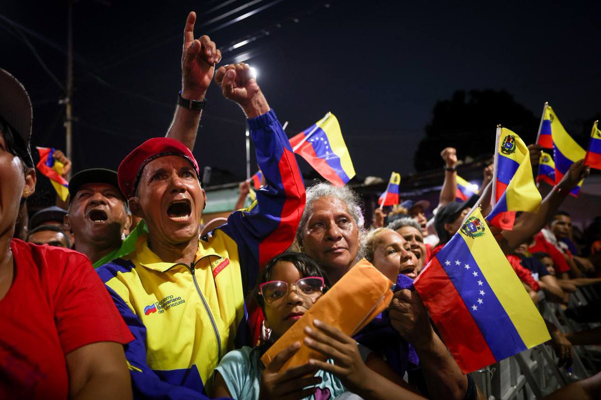 ConElMazoDando's tweet photo. #AnteElOdioYFascismoPaz | El candidato por la Revolución para la elección presidencial del venidero 28 de julio, Nicolás Maduro (@NicolasMaduro), aseguró que "nosotros somos el presente de lucha y el futuro grande que le espera a Venezuela". Así lo manifestó desde Cumaná en el estado Sucre en un contacto con los habitantes de la zona.

"Somos el futuro milagroso y bendecido de este país y juntos vamos a seguir adelante (...) ¡Vamos pa lante!", sentenció. Durante  el acto, el candidato regaló su chaqueta a uno de los presentes y dijo:  "dejo mi chaqueta en Cumaná, la cuna de Antonio José de Sucre, tierra  de Revolución"

#9Jul