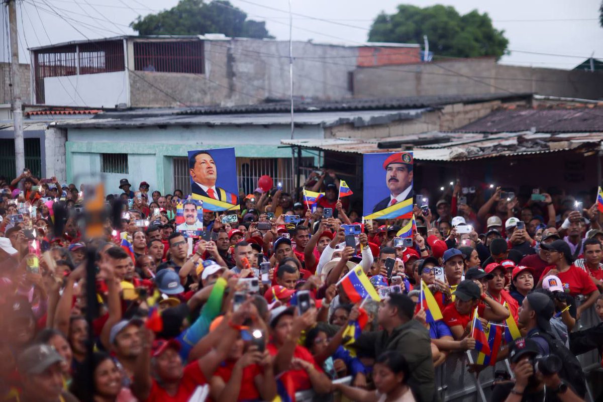 ConElMazoDando's tweet photo. #AnteElOdioYFascismoPaz | El candidato por la Revolución para la elección presidencial del venidero 28 de julio, Nicolás Maduro (@NicolasMaduro), aseguró que "nosotros somos el presente de lucha y el futuro grande que le espera a Venezuela". Así lo manifestó desde Cumaná en el estado Sucre en un contacto con los habitantes de la zona.

"Somos el futuro milagroso y bendecido de este país y juntos vamos a seguir adelante (...) ¡Vamos pa lante!", sentenció. Durante  el acto, el candidato regaló su chaqueta a uno de los presentes y dijo:  "dejo mi chaqueta en Cumaná, la cuna de Antonio José de Sucre, tierra  de Revolución"

#9Jul