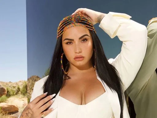 ilikeit_sayit's tweet photo. A thread of Demi Lovato’s most iconic tweets: 🧵 https://t.co/Lw2kj2uOwD