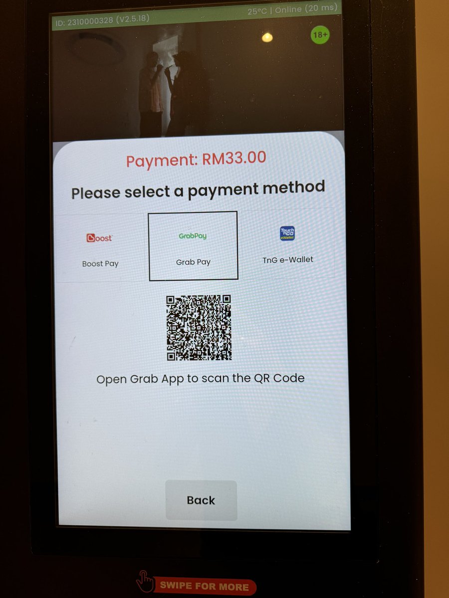 boosulyn's tweet photo. A vape vending machine at a mall in KL. 

No requirement to scan IC for age verification checks before purchase. Just pay with card or e-wallet.

This is then-Health Minister Zaliha’s legacy — legalizing nicotine vape for minors before Act passed.

Till now, still no regulations. https://t.co/2lL0XLqRyP