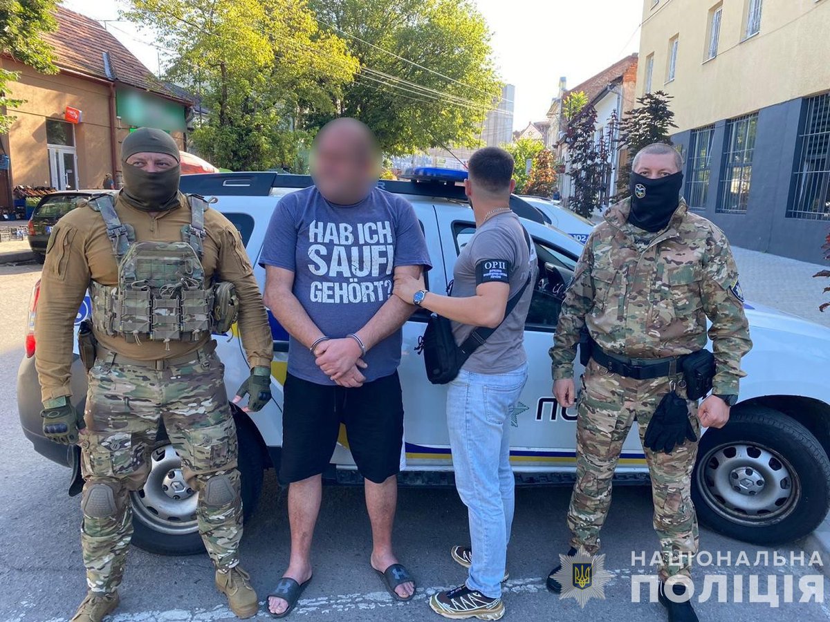 war_noir's tweet photo. #Ukraine 🇺🇦: #Ukrainian Security Forces arrested criminals in #Transcarpathia who were illegally transporting conscscripts to #Hungary 🇭🇺.

As a result a Ukrainian 7.62x39mm MKM-072 SN  rifle was captured from the criminals as well. https://t.co/QJLhagCx9Z