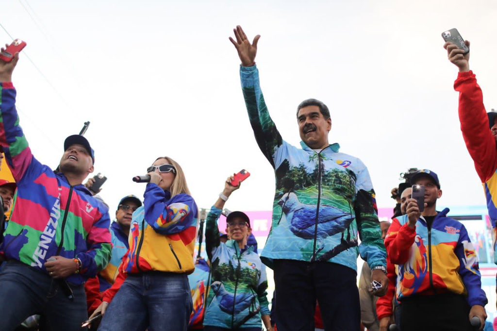 EpmSucre's tweet photo. ‼️ MADURO PRESIDENTE‼️

El Pueblo de #Cumaná en una maravillosa concentración colmada de alegría, pasión y amor patrio ratifica a @NicolasMaduro como el candidato victorioso del Próximo 28 de Julio. 

 #VenezuelaEsPoesía https://t.co/dn8NqN4doZ