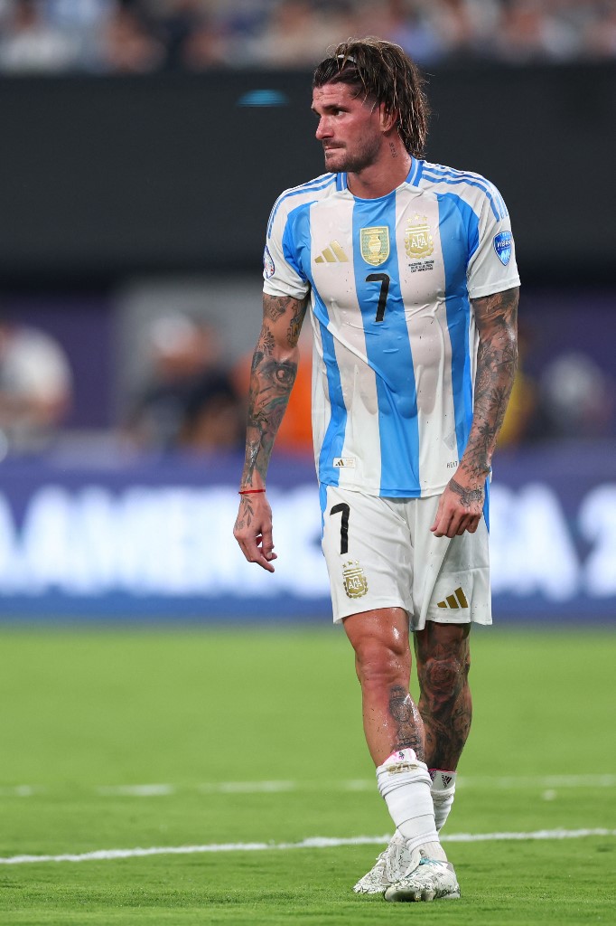 InvictosSomos's tweet photo. Recuperando, organizando, metiendo, asistiendo y generando. No solo es todo su despliegue y sacrificio sin balón, sino lo que puede aportarte con la pelota en los pies. Involucrado en los 2 goles de Argentina en esta semifinal de Copa América. Otro partido importante en el que Rodrigo De Paul es fundamental. REFERENTE ABSOLUTO.