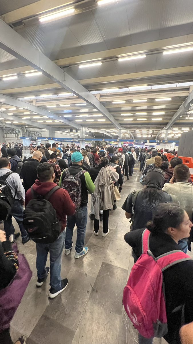 LegionMigala's tweet photo. Sin servicio #MetroCDMX linea 2 estación 4 caminos @MetroCDMX 19:22 https://t.co/zPSXTACGsw
