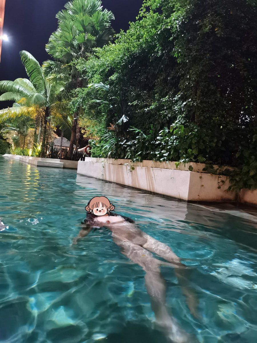 直入泳池房的好处大概就是能随时进入泳池，从拍照到裸泳，后入着前进，只露出个脑袋窥视着底楼一户户客房内的景象，最后游到泳池中央，四周几十户客房视野无遮挡，聚光灯下，我们疯狂撞击产生的波纹向四处蔓延，拍击在墙壁上的声音代替了肉体撞击的声音。
公共泳池内射get。