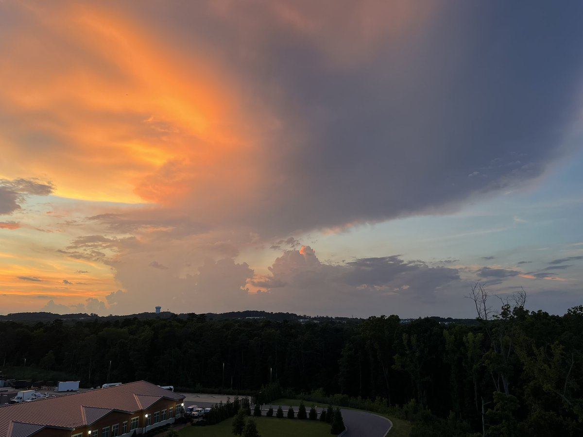 SethMonteith150's tweet photo. @wxcrum Yeah, a few beautiful isolated storms tonight and with the sunset…amazing https://t.co/ZkG1GnReIr