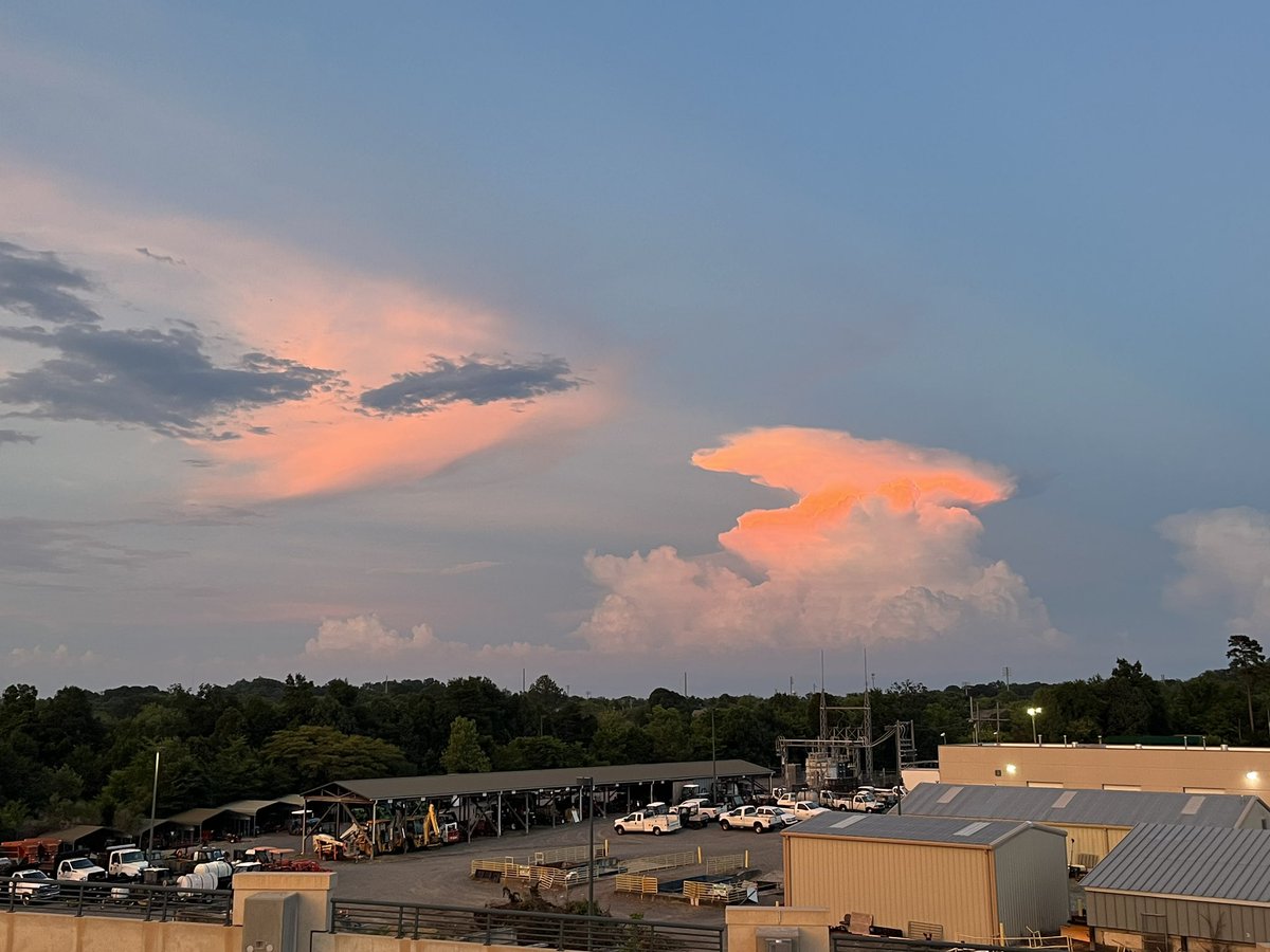 SethMonteith150's tweet photo. @wxcrum Yeah, a few beautiful isolated storms tonight and with the sunset…amazing https://t.co/ZkG1GnReIr