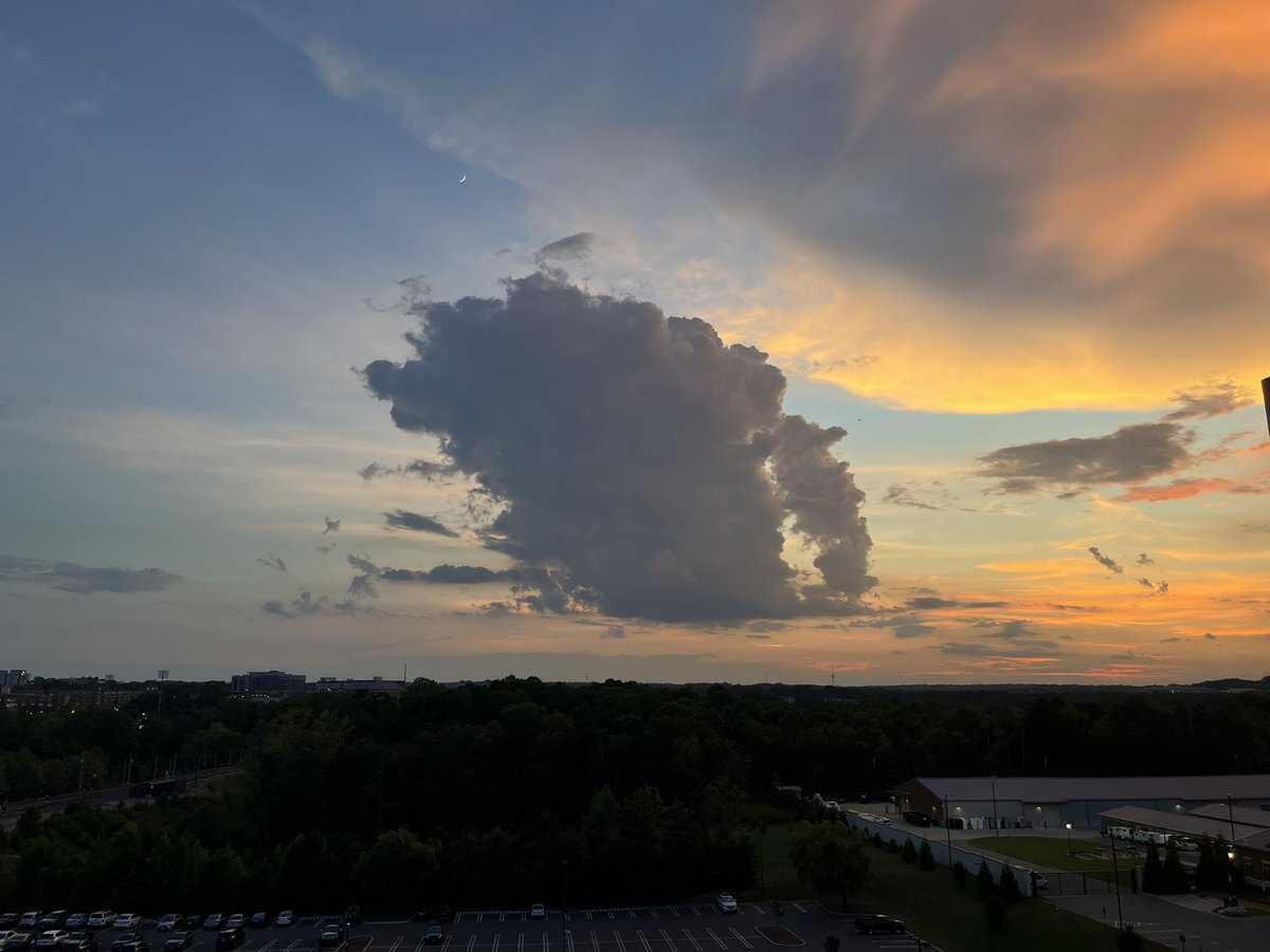 SethMonteith150's tweet photo. @wxcrum Yeah, a few beautiful isolated storms tonight and with the sunset…amazing https://t.co/ZkG1GnReIr