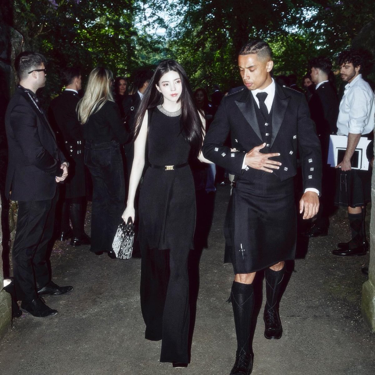 soxes's tweet photo. ㅤㅤ ୭ৎ ⁞ xeesoxee update
‣ #IVORYSH | #HanSohee
𖤝 ݃ At the 2025 @dior cruise collection in Drummond Castle, she radiates elegance in a sleek black dress. Her graceful presence and sophisticated charm captivate every onlooker.
ㅤ https://t.co/Q5YdWwyLpt