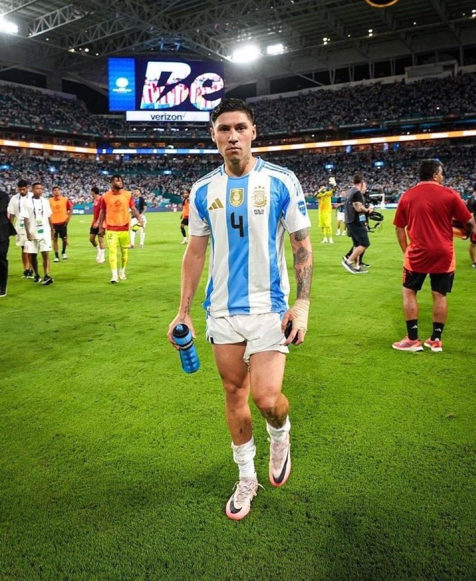 Argentina avanzaba a las semifinales de la Copa America, pero habia que marcar a Davies. Entonces llegó el 4 a poner orden en la casa. No lo pasó ni una sola vez y lo sacó del partido. Simplemente Gonzalo Montiel, un día más en su oficina.