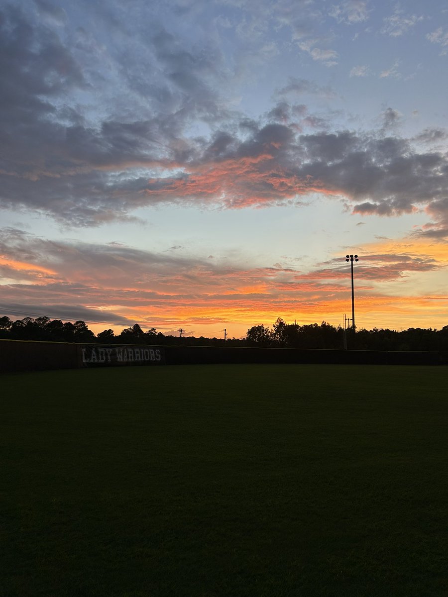 karleyjane2023's tweet photo. Talk about a FULL day! 

Morning Run ✅
Weights ✅
Bullpen ✅
 BP w/ @PiperRushing33 ✅

Grateful for a God who makes it possible to have beautiful days &amp; nights like these! 🤍 https://t.co/TMFCQ6Fz1L