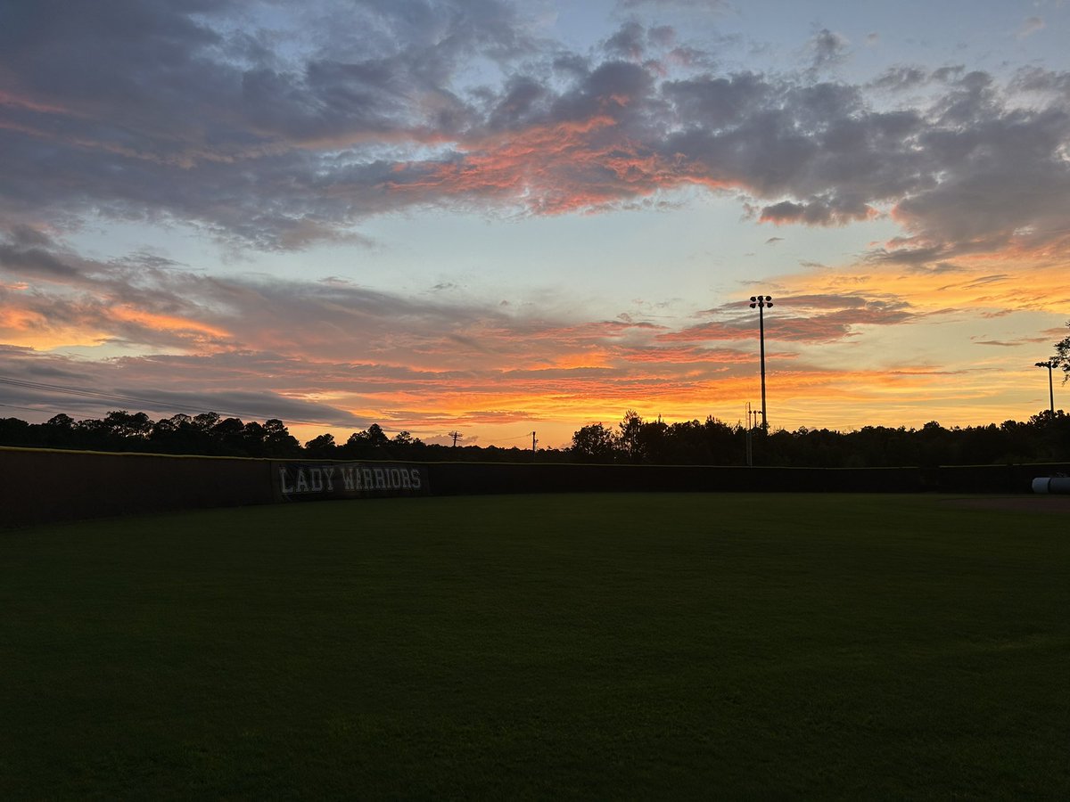 karleyjane2023's tweet photo. Talk about a FULL day! 

Morning Run ✅
Weights ✅
Bullpen ✅
 BP w/ @PiperRushing33 ✅

Grateful for a God who makes it possible to have beautiful days &amp; nights like these! 🤍 https://t.co/TMFCQ6Fz1L