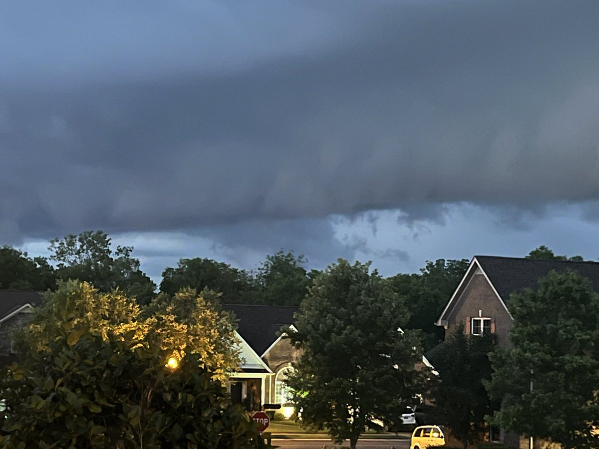 rdotjdot6's tweet photo. @NashSevereWx strange looking sky in Gallatin looking north. https://t.co/Wh4moxjcBb