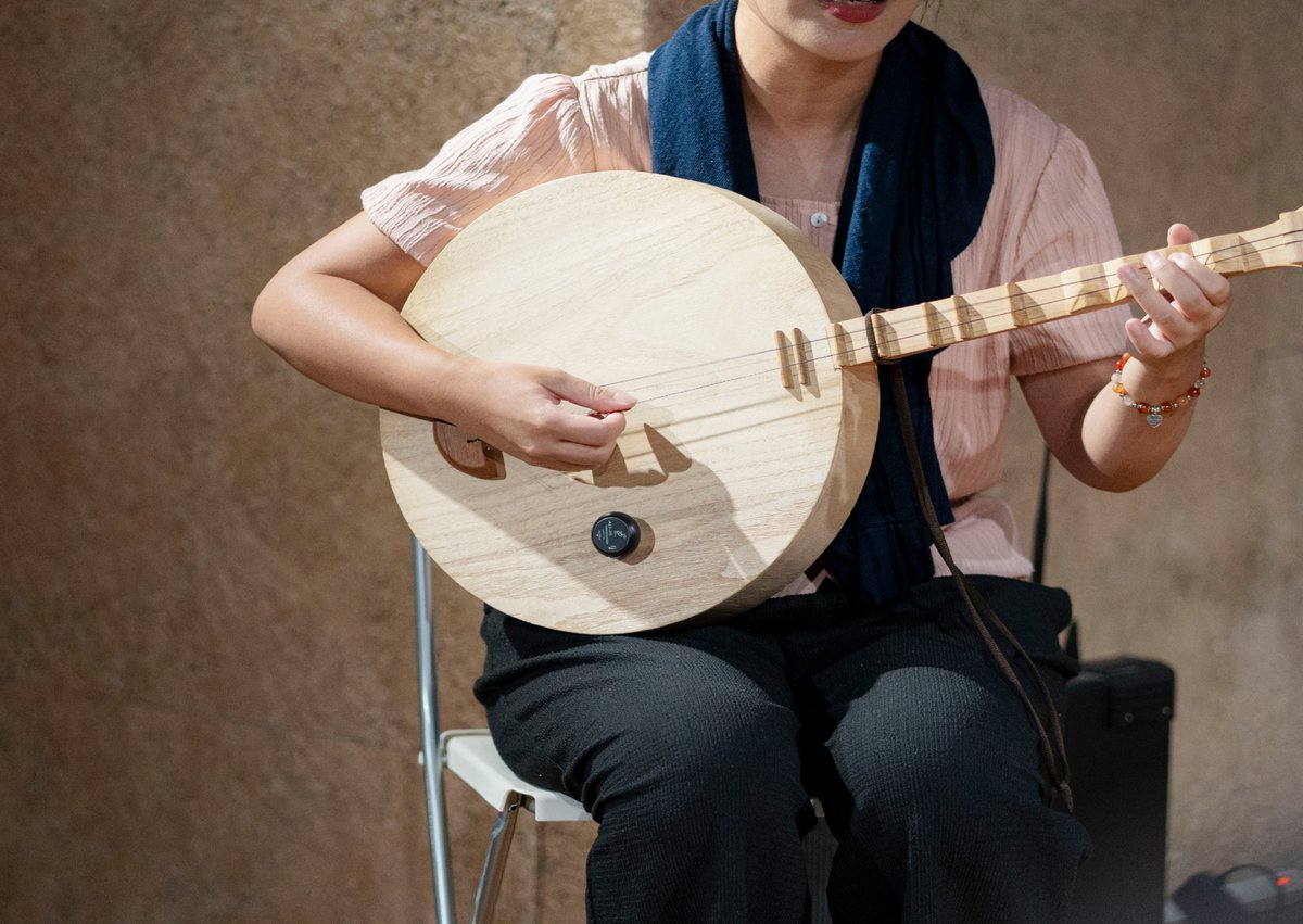 多謝作家邱怡青專文紹介阮ê創作。無毋tio̍h，行koh較遠，看koh較chē美麗光景，終其尾，猶是tiāⁿ-tio̍h轉來chhōe家己文化ê根，ùi土地生出創作，才khiā會久，khiā會chāi。

攝影/ChengChenStudio誠氏攝影

＜海湧號Hái-éng Hō＞
Chù-bûn票，來chia登記
opentix.life/event/17902342…