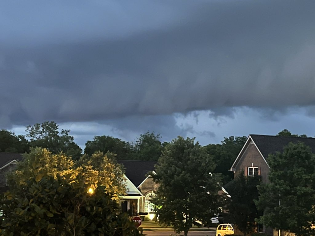 rdotjdot6's tweet photo. @NashSevereWx strange looking sky in Gallatin looking North! https://t.co/JW9YBIxyN7