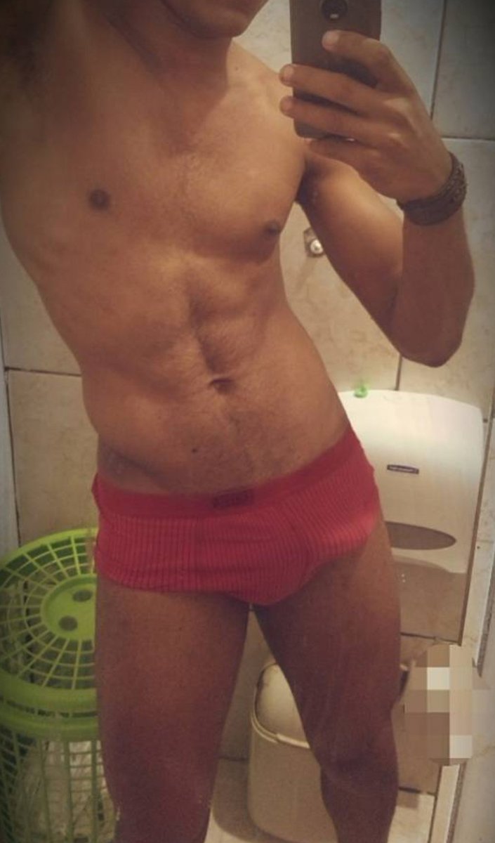 Donsilva05's tweet photo. Alguém pra tomar esse banho comigo?🚿🔥🍆 https://t.co/sHg92zf9P7