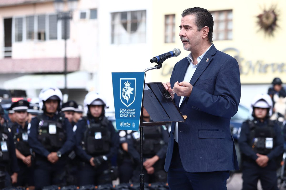 AlvarCdeV's tweet photo. Con la representación del Gobernador @diegosinhue, participé en #León en la entrega de equipamiento a @Seguridad_Leon con la finalidad de fortalecer sus capacidades institucionales.
 
Mi reconocimiento al trabajo que realiza el Ayuntamiento del @municipio_leon, presidido por la alcaldesa @AleGutierrez_mx y las instancias en materia de seguridad, por el apoyo y equipamiento a sus elementos.

La seguridad y la prevención que atiende a los factores de riesgo, corresponde a los tres niveles de gobierno y a sus instituciones, sin dejar de lado la participación de la ciudadanía.