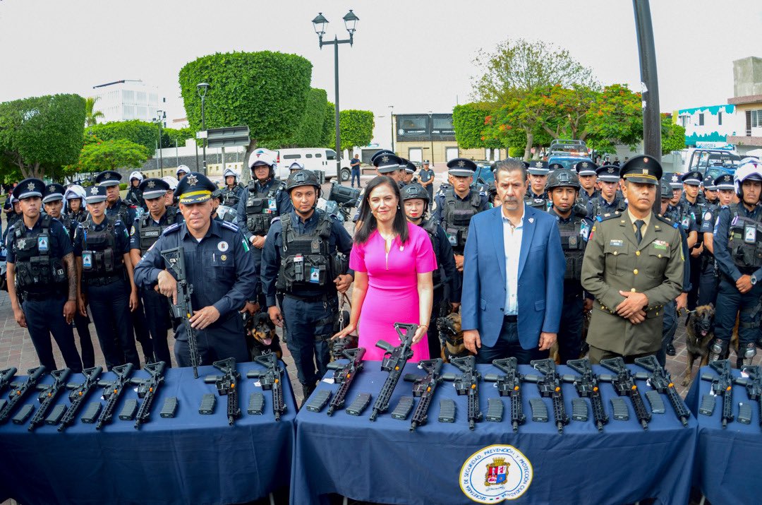 AlvarCdeV's tweet photo. Con la representación del Gobernador @diegosinhue, participé en #León en la entrega de equipamiento a @Seguridad_Leon con la finalidad de fortalecer sus capacidades institucionales.
 
Mi reconocimiento al trabajo que realiza el Ayuntamiento del @municipio_leon, presidido por la alcaldesa @AleGutierrez_mx y las instancias en materia de seguridad, por el apoyo y equipamiento a sus elementos.

La seguridad y la prevención que atiende a los factores de riesgo, corresponde a los tres niveles de gobierno y a sus instituciones, sin dejar de lado la participación de la ciudadanía.