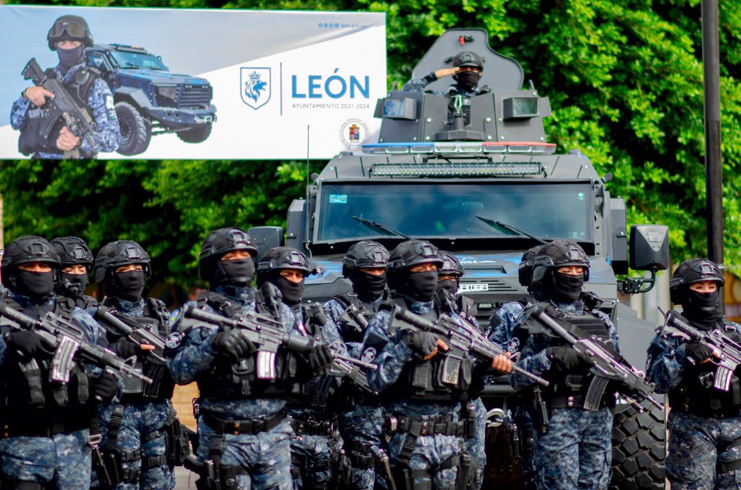 Con la representación del Gobernador <a href="/diegosinhue/">Diego Sinhue Rodríguez Vallejo</a>, participé en #León en la entrega de equipamiento a <a href="/Seguridad_Leon/">Secretaría de Seguridad León, Guanajuato</a> con la finalidad de fortalecer sus capacidades institucionales.
 
Mi reconocimiento al trabajo que realiza el Ayuntamiento del <a href="/municipio_leon/">Municipio de León</a>, presidido por la