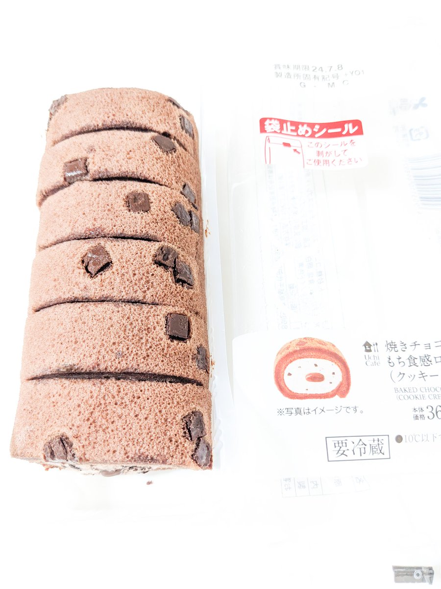 mikomogudaily's tweet photo. おやつに、ローソン発売、「もち食感ロール」シリーズの新フレーバー、焼きチョコもち食感ロール(クッキークリーム)を、頂きました😋
コリコリとした焼きチョコが、良いアクセントとなっているスイーツ👌🤎
真ん中のチョコソースも濃厚で、チョコ好きにもたまらないスイーツとなっております🍫🫶 https://t.co/tR61cx7B9m