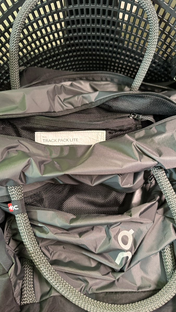 kavu's tweet photo. #on Track Pack 35L Lite
到着
ポチって正解だった
外側に2つメッシュのポケット
内側にキーリング付きのメッシュのポケット
お名前書く為のタグ
内側全体メッシュ
軽め
#onrunning #runoncloud #running https://t.co/95ELxfoLVD